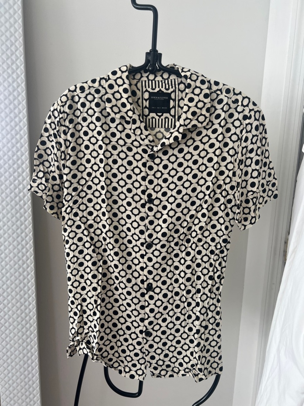 Denim & Flower Black and Cream Geometric Short-Sleeve Button-Down Shirt